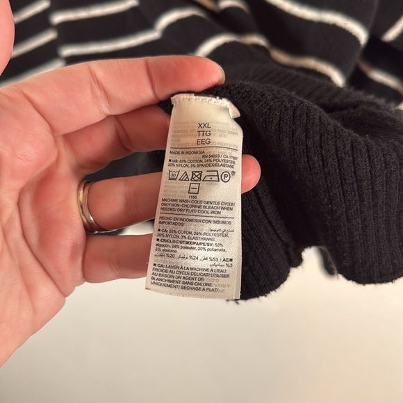 Old Navy Black and White Striped V-Neck Sweater - Picture 4 of 7